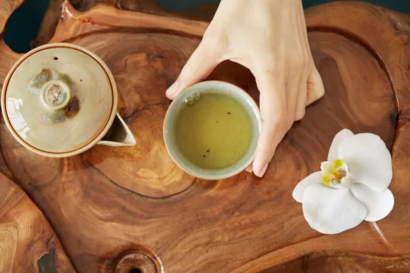 После чистки зубов можно ли пить чай. Много чая. Распитие чая. Чем полезен чай после массажа. Можно ли пить зеленый чай после чистки зубов.