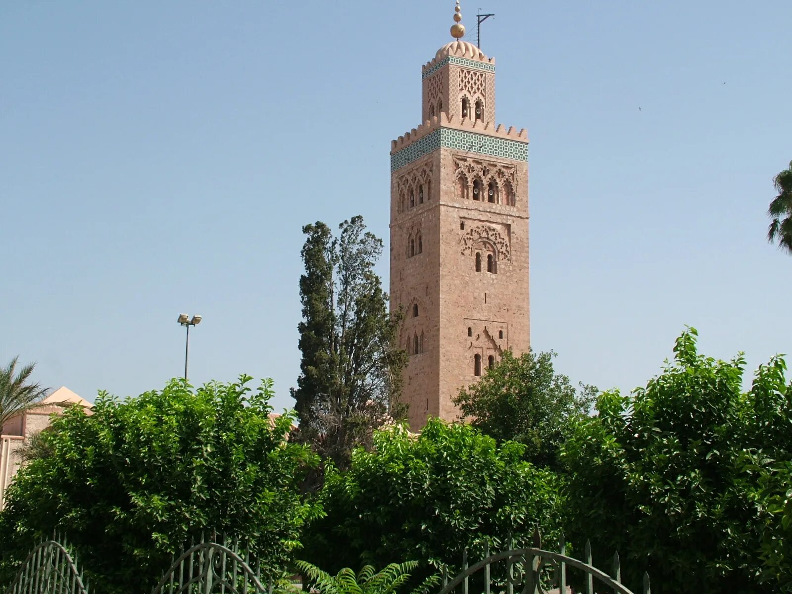 Мечеть Кутубия в Марракеше. Кутубия Марракеш. Мечеть Кутубия. Мечеть Кутубия высотой 77 метров.