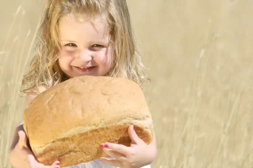 Человек есть много хлеба. Девочка с хлебом. Хлеб для детей. Булки девушек. Девочка булочка.