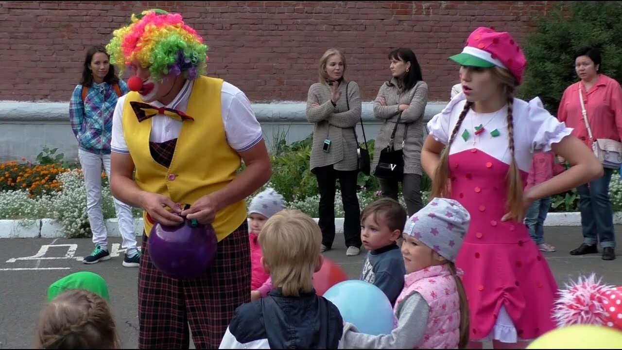 Клоун развлекающий в паузах между номерами. Клоун развлекает детей. Клоун на улице. Клоун веселит детей. Конкурсы на праздник.