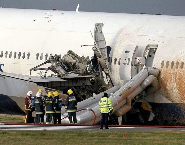 Аварийная разгерметизация. Надувной трап Боинг 777. Двигатель Боинг 777. Боинг-777" авифкатастрофа. Двигатель 777 и фюзеляж 737.