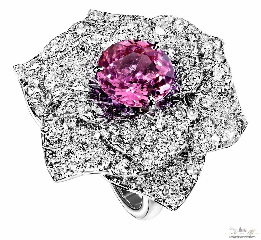 Переливающиеся бриллианты. Цветы и бриллианты. Бриллиантовый цветок кольцо. Кольцо piaget rose. Кольцо piaget с бриллиантами.