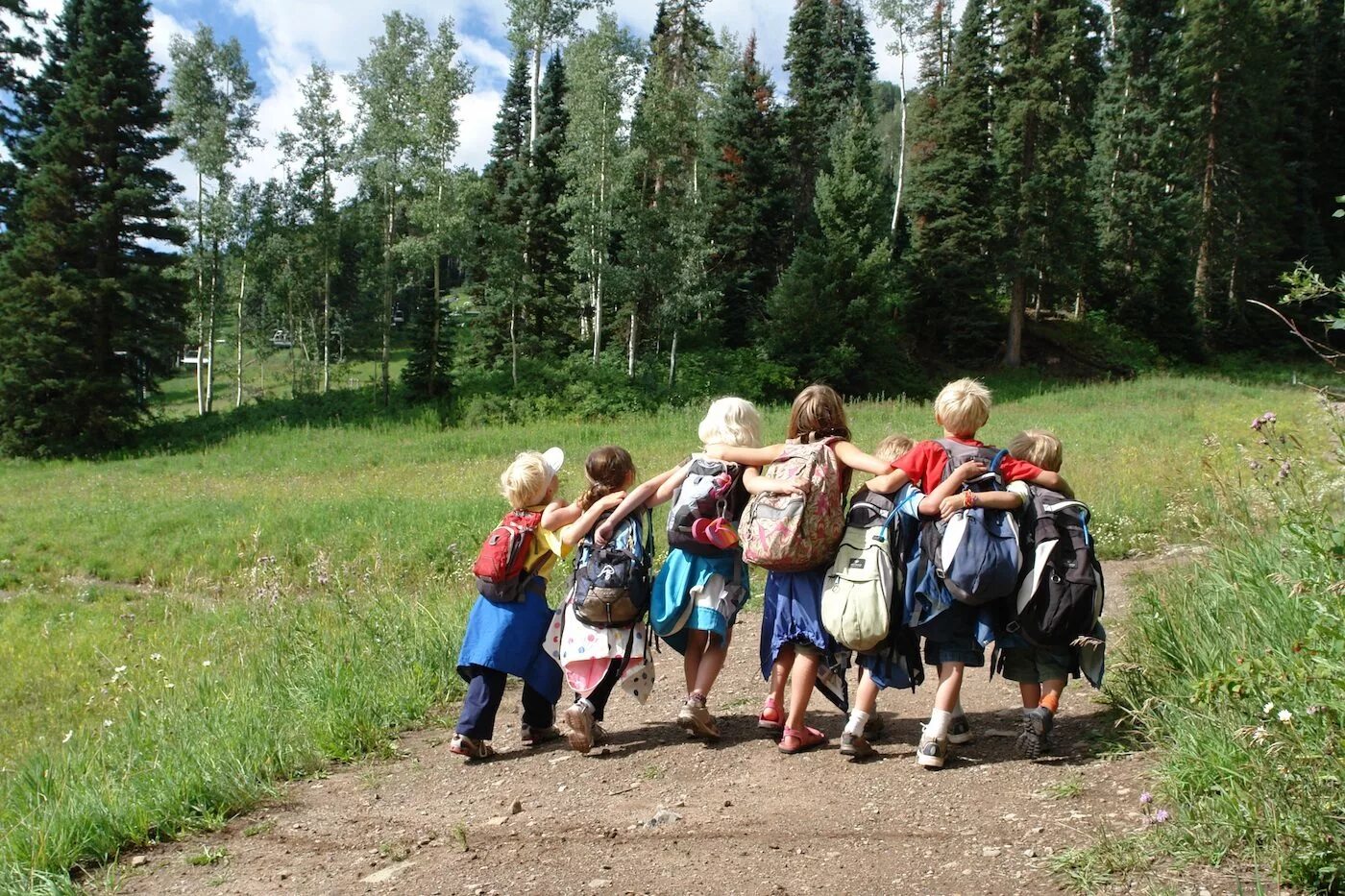 Походы детей в лес. Туристический поход с детьми. Детский туризм. Детский туристический поход. Дети туристы.