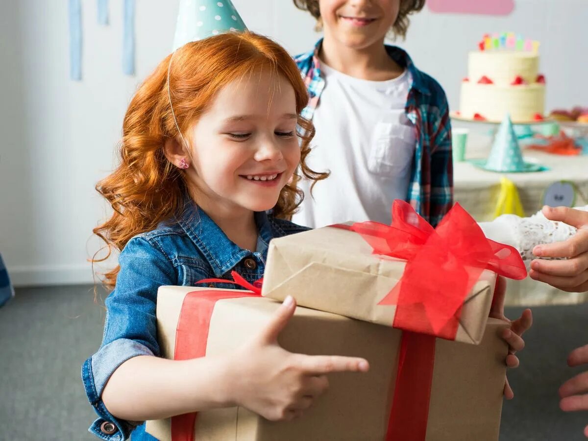 Как подарить долю ребенку. Birthday Gift. The Birthday present. Christmas Gift giving. Give Gifts to children.