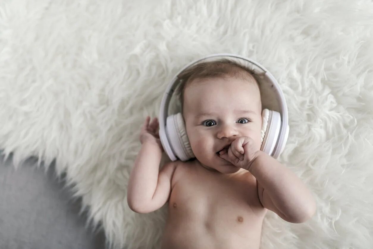 Дети СЛУШАЮТ музыку. Музыкотерапия фото детей. Baby Music. Малыши СЛУШАЮТ музыку картинка. Включить шум новорожденному