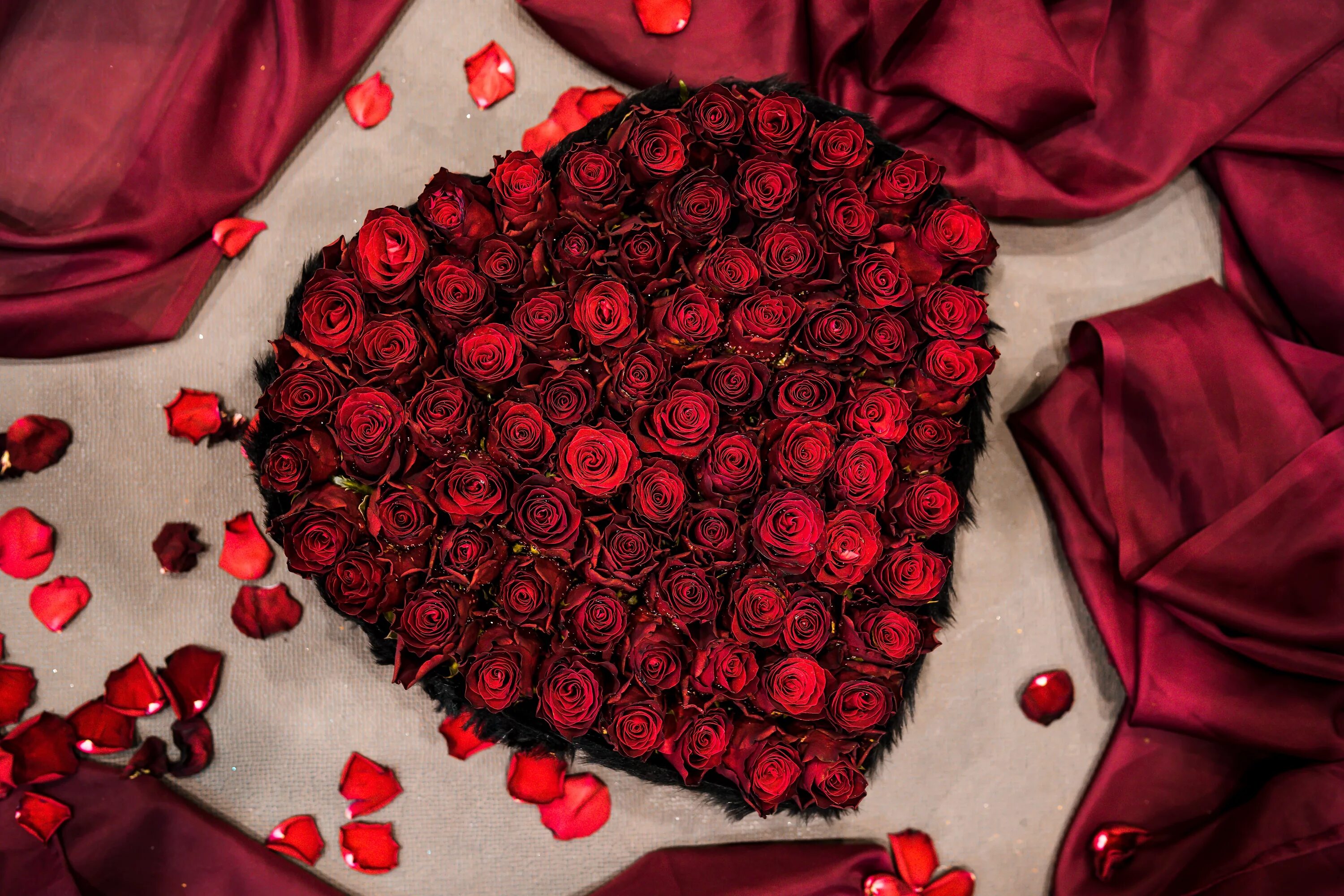Романтический букет. Шикарные красные розы. Красивый букет роз. Шикарный букет роз.