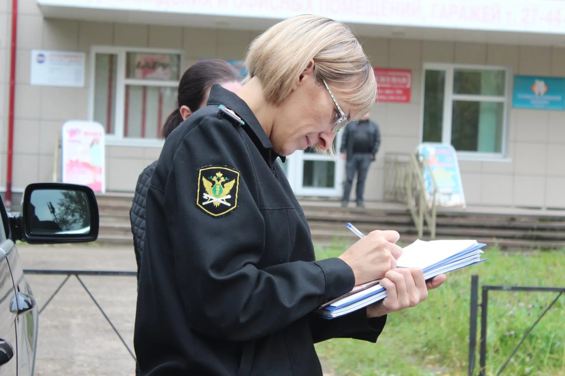 Приставы действия к должникам. Судебные приставы. Приставы штраф. Судебные приставы Германии. Судебные приставы с бумагами.