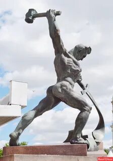 Памятник мужчина с мечом