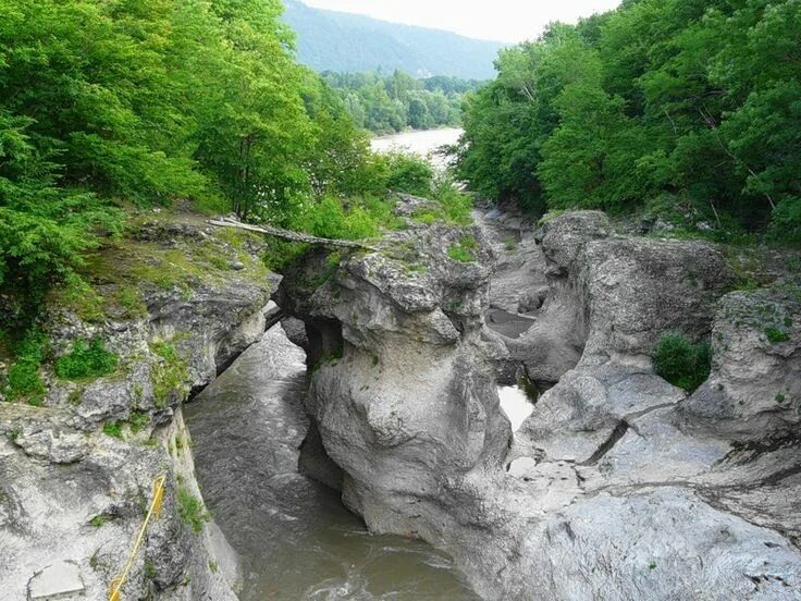 Погода поселок каменномостском. Каменномостский (Хаджох) река белая. Каменномостский Хаджох люди. Каменномостский Адыгея Морозов. Скала молоток Каменномостский.