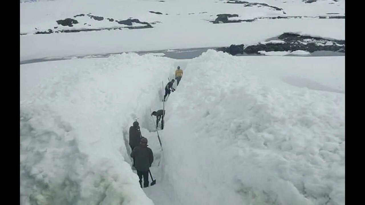 На сугробах видны. Снегопад в Антарктиде. Снег в Антарктике. Сугроб в Антарктиде. Антарктида снег.