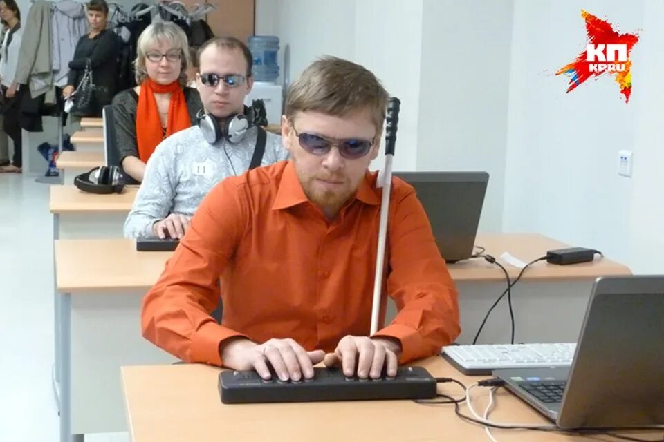 Рабочее место слабослышащего. Дети с нарушением зрения слепые слабовидящие. Аппараты для коррекции зрения у детей. Занятия с детьми с овз. Слепые дети в школе.