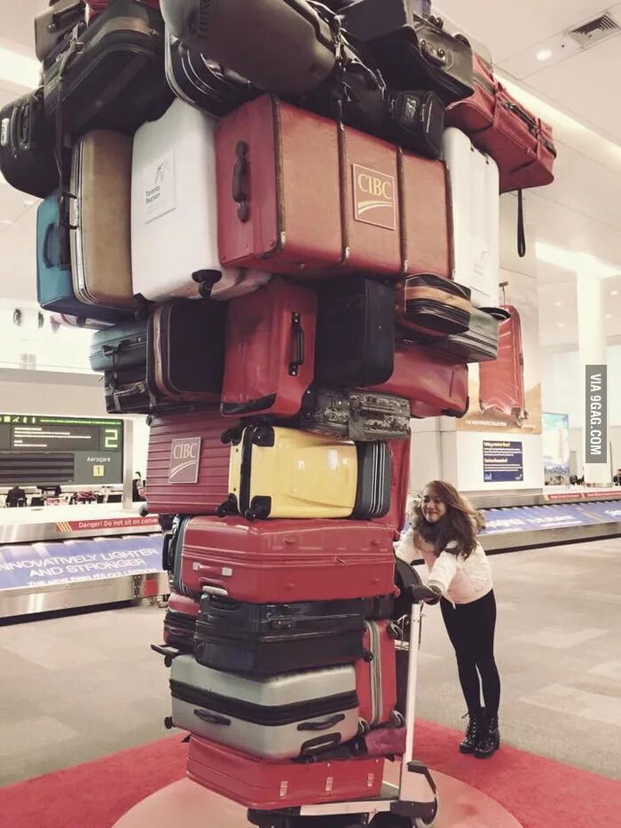 When you go on holiday. Собранные чемоданы. Сбор чемоданов прикол. Человек и много чемоданов. Чемодан юмор.
