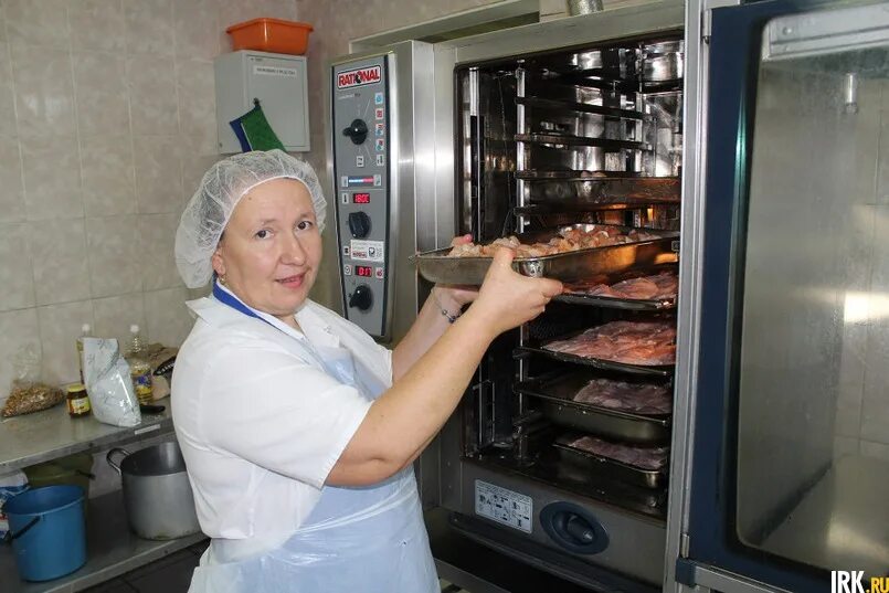 Повар мясного цеха в столовую. Столовые москва повар мясного цеха. Столовые москва повар мясного цеха. Мясной заготовочный цех. Столовые москва повар мясного цеха.