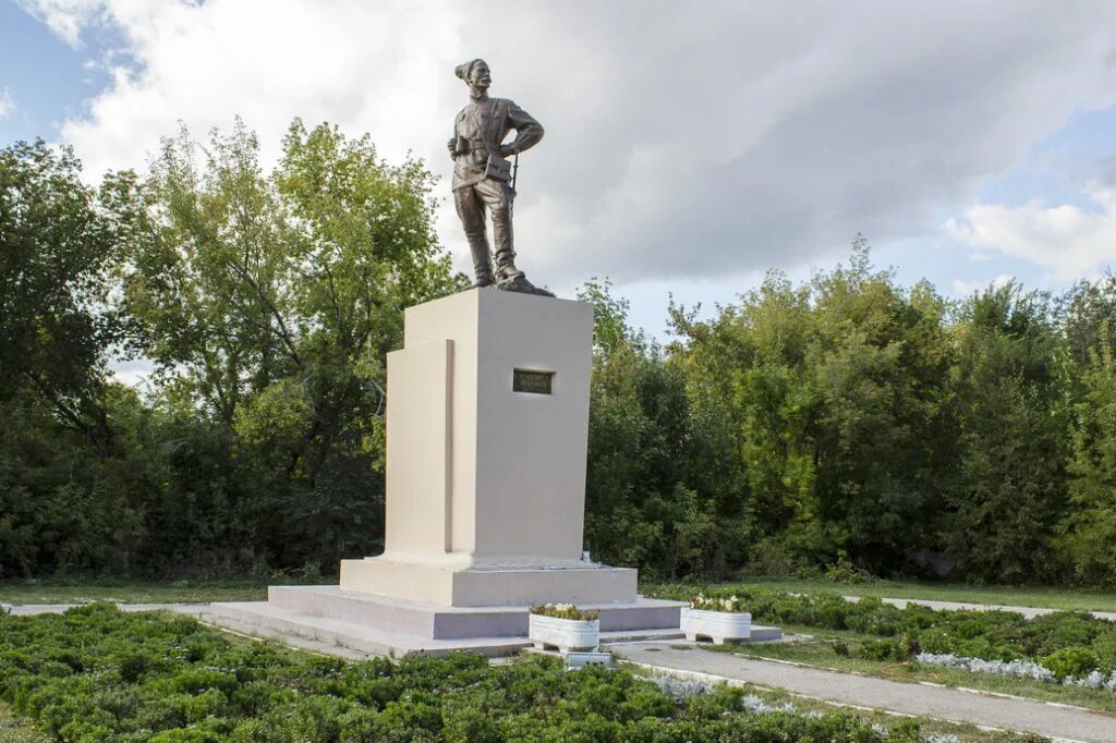 Чапаев самарская область. Памятник в.и. Чапаеву в г.Чапаевск. Самарская область Чапаевск памятник Чапаеву. Памятник Чапаеву Чишмы. В.И. Чапаев памятник в Волновахе.