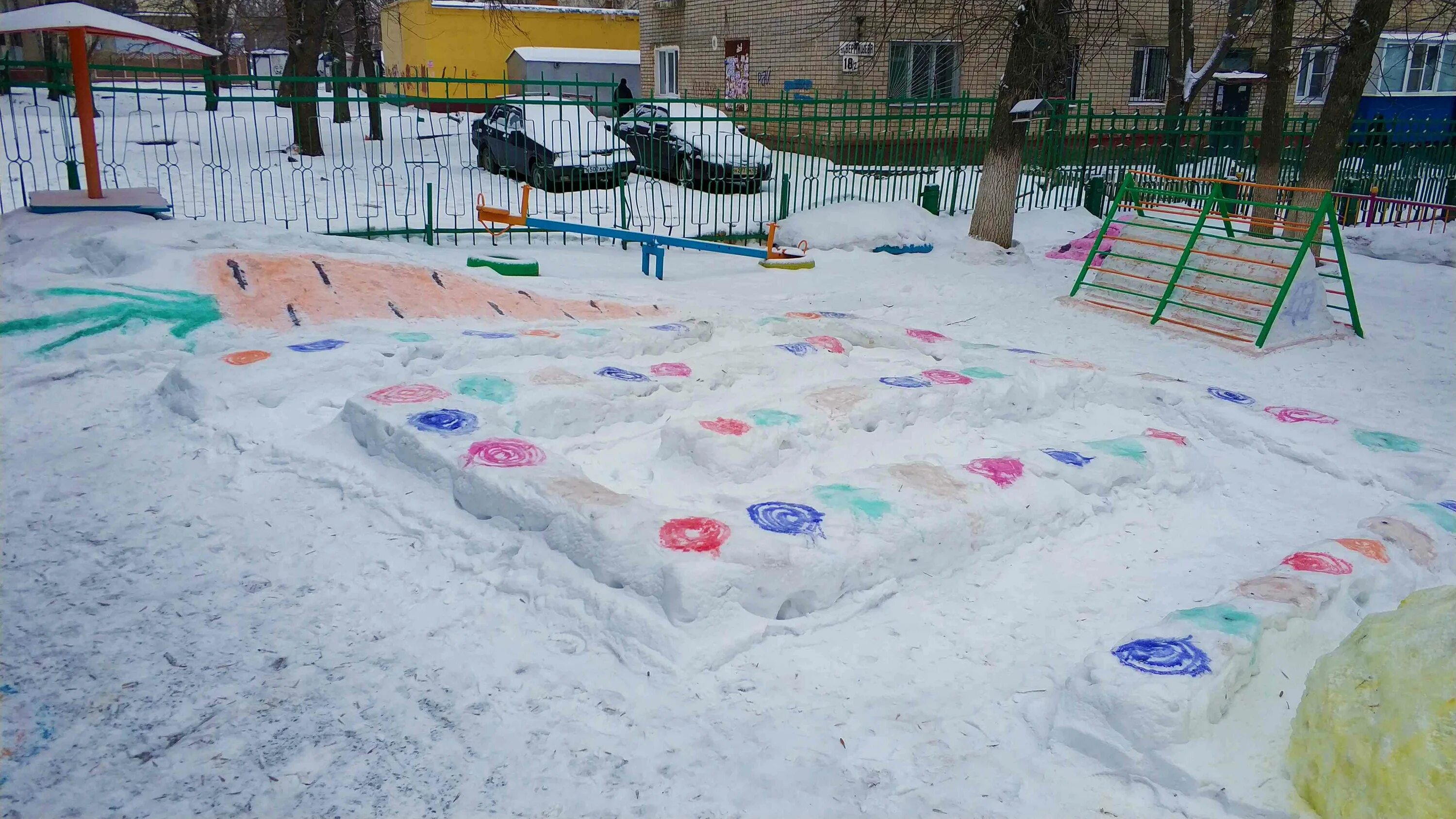 Лабиринт из снега в детском саду. Зимний участок. лабиринт из снега в доу. конкурс снежных построек.