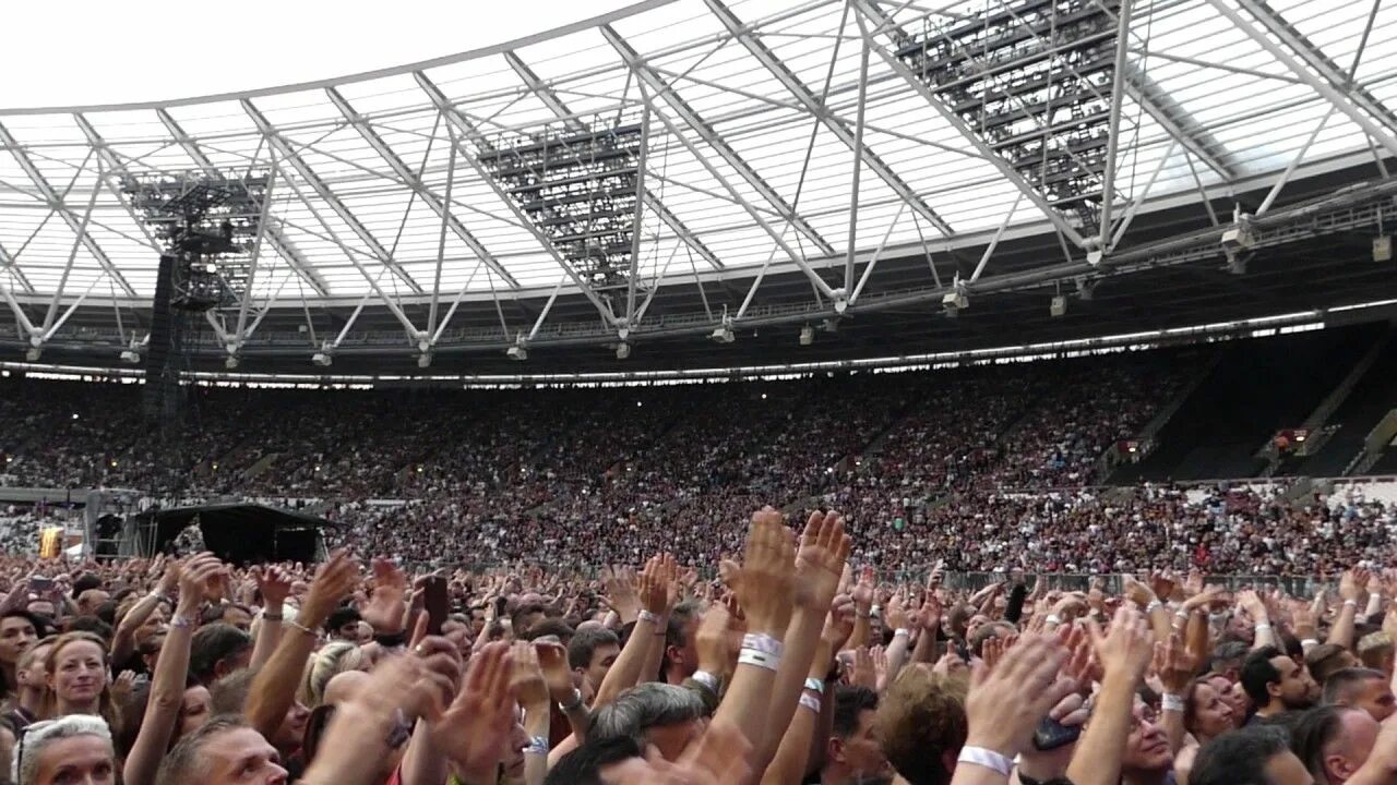 I live in london. Depeche mode live london 2017. стадион концерт депеш лондон 2001. depeche mode live stadiums. depeche mode live full stadium.