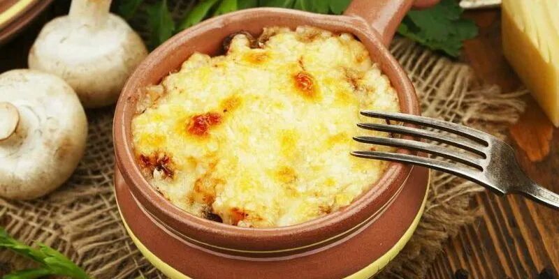 жаркое в горшочках с мясом. чанахи в горшочках с индейки. чанахи (грузинское национальное блюдо). жаркое с грибами в горшочках. курица в горшочке в духовке с картошкой.