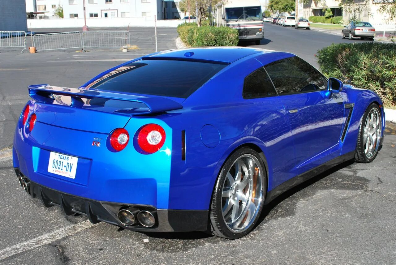 Маленькая синяя машина. Nissan Skyline GTR r35. Ниссан ГТР р35 синий. Ниссан GTR r35 синий. Nissan GTR r35 синий.