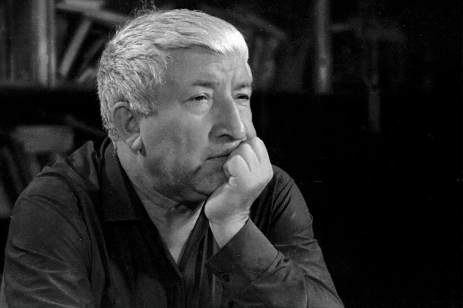 Я шел один по улице вчера гамзатов. Р г гамзатов.