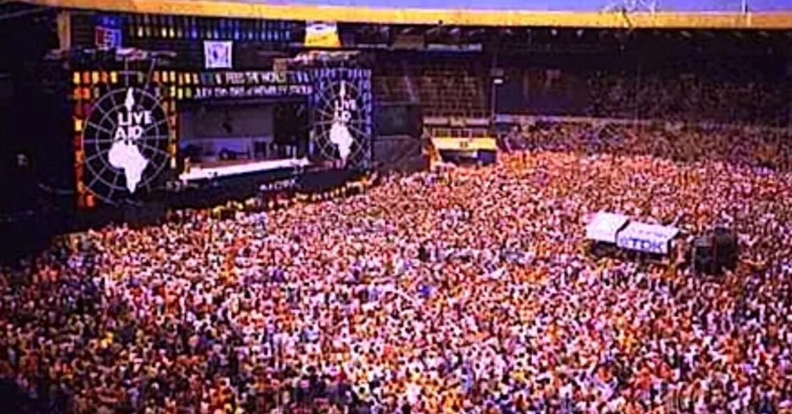 Квин стадион. Концерт Квин на стадионе Уэмбли 1985. Уэмбли Live Aid. Концерт Майкла Джексона на стадионе Уэмбли. Live Aid стадион Уэмбли.