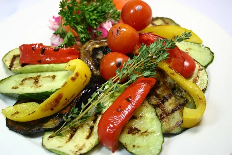 Салат на зиму с рисом с помидорами. Помидоры кабачок перец болгарский. Салат лечо на зиму. Рагу из кабачков на зиму. Салат из кабачков на зиму.