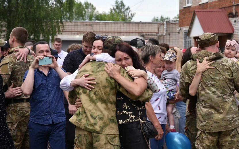 Встреча с военнослужащими. Встреча военных с Украины в Украине. Жена военного.