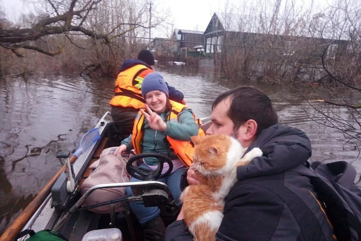 Паводок в Петровске Саратовской области 2023. Наводнения в России. Спасатели России. Паводок.