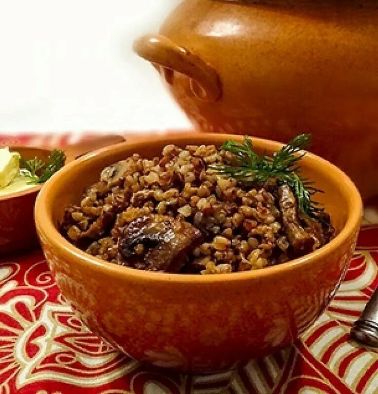 фарш в горшочках с гречкой. гречка со свининой в горшочке. гречка по-купечески со свининой в духовке в горшочках. гречневая каша с мясом в горшочке. гречка по-купечески в горшочках.