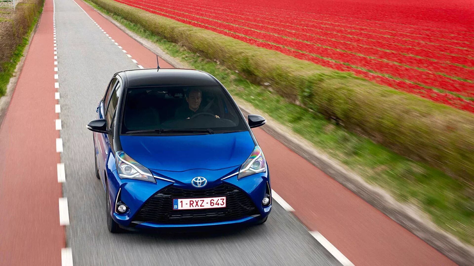 Написали гибрид. Toyota Yaris Hybrid. Toyota Yaris 2017. Тойота Ярис 2017 гибрид. Toyota Yaris Hybrid 2020.