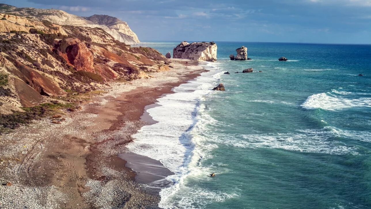 Пляж петра ту ромиу. Скала афродиты (петра-ту-ромиу). Бухта афродиты кипр. Море афродиты. Петра-ту-ромиу кипр.