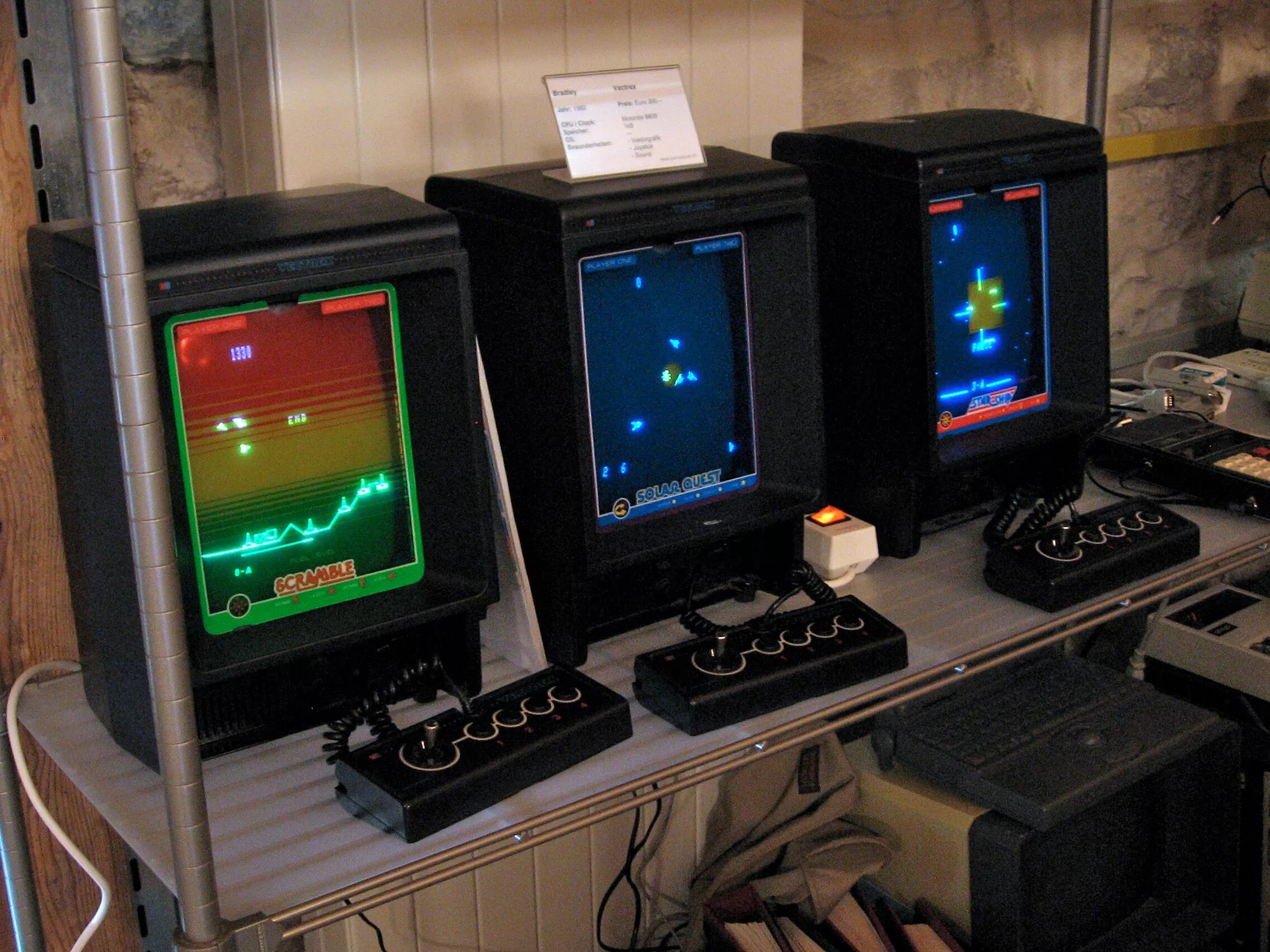 Старые консольные игры. Игровая приставка Vectrex. Vectrex 1982. Консоль Vectrex. Старый игровой компьютер.