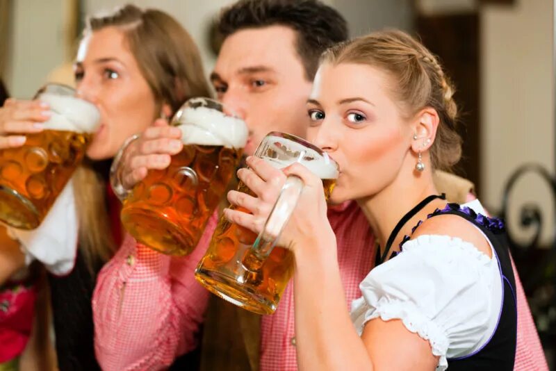 Женщине можно пить пиво. Пиво. Пить пиво. Фотосессия с пивом. Человек пьет пиво.