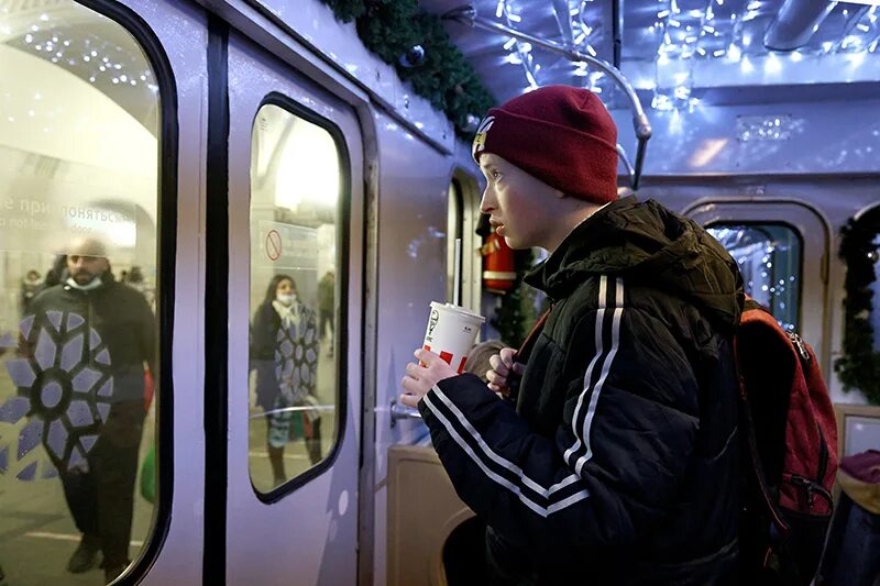 Метро развлечение. Новогодний поезд метро 2022. Новогодний поезд в метро Москвы. Самый красивый поезд метро новости Россия в объективе.