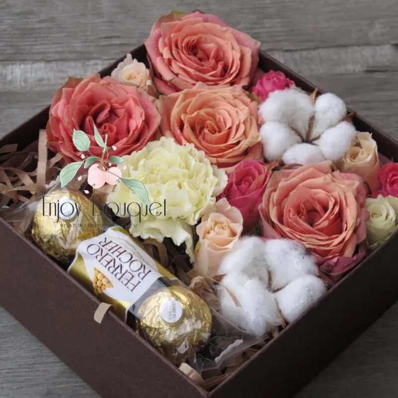 Коробка с конфетами и цветамм. Коробки с цветами и конфетами. Конфеты в коробке с цветами. Подарочная коробка с цветами и конфетами. Цветы в коробке с конфетами