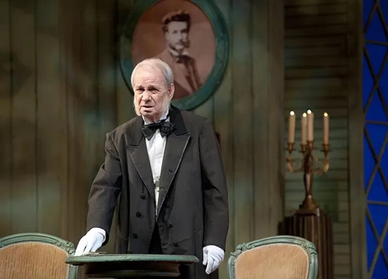 Старый лакей. Дворецкий швейцар. Лакей дворецкий. Аббатство даунтон камердинер. Старый лакей.