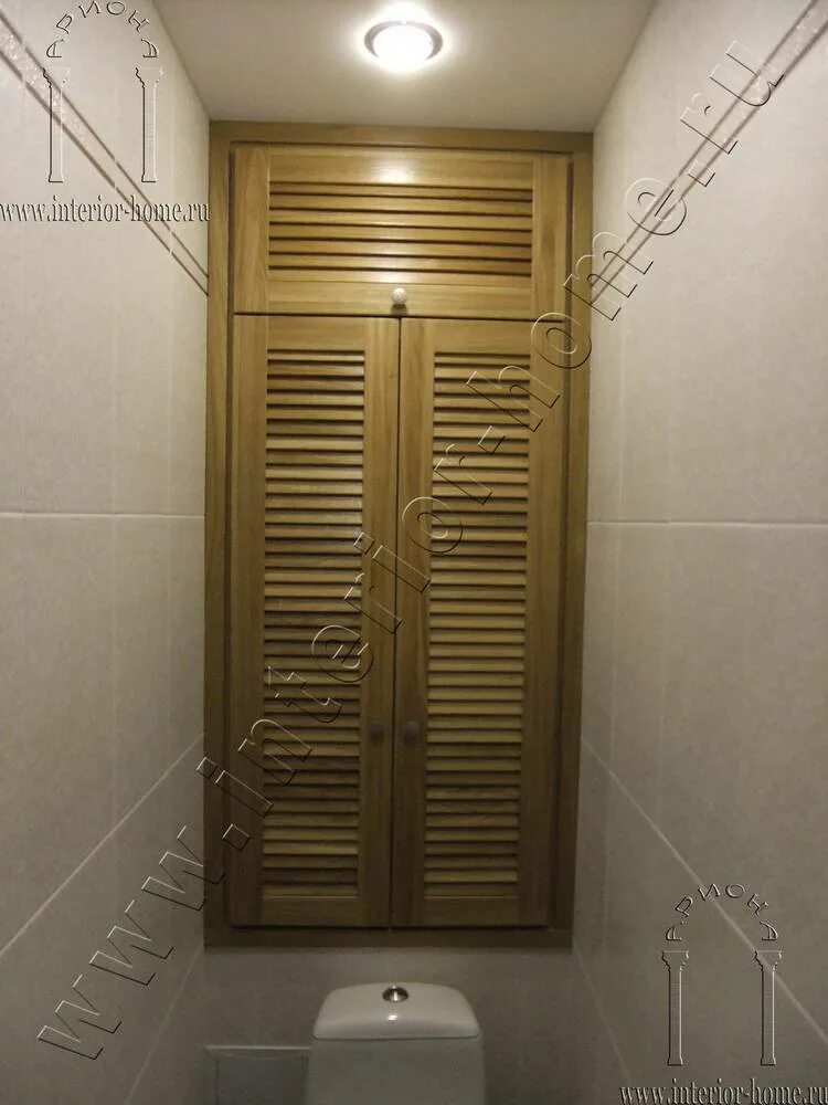 Дверца в туалете купить. Жалюзийные двери для сантехнического шкафа. Сантехнический шкаф в туалет. Деревянная дверца в сантехнический шкаф.