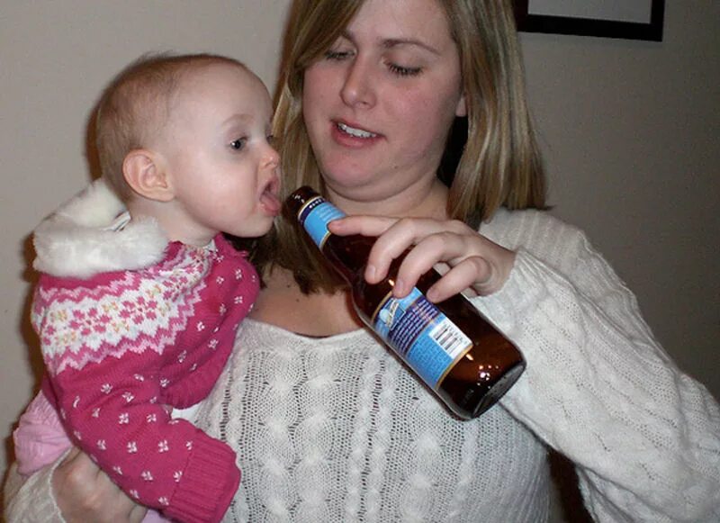 Мама я не пил. Мама пьет пиво. Пьющая мать и ребенок. Мамаша с пивом и ребенком.