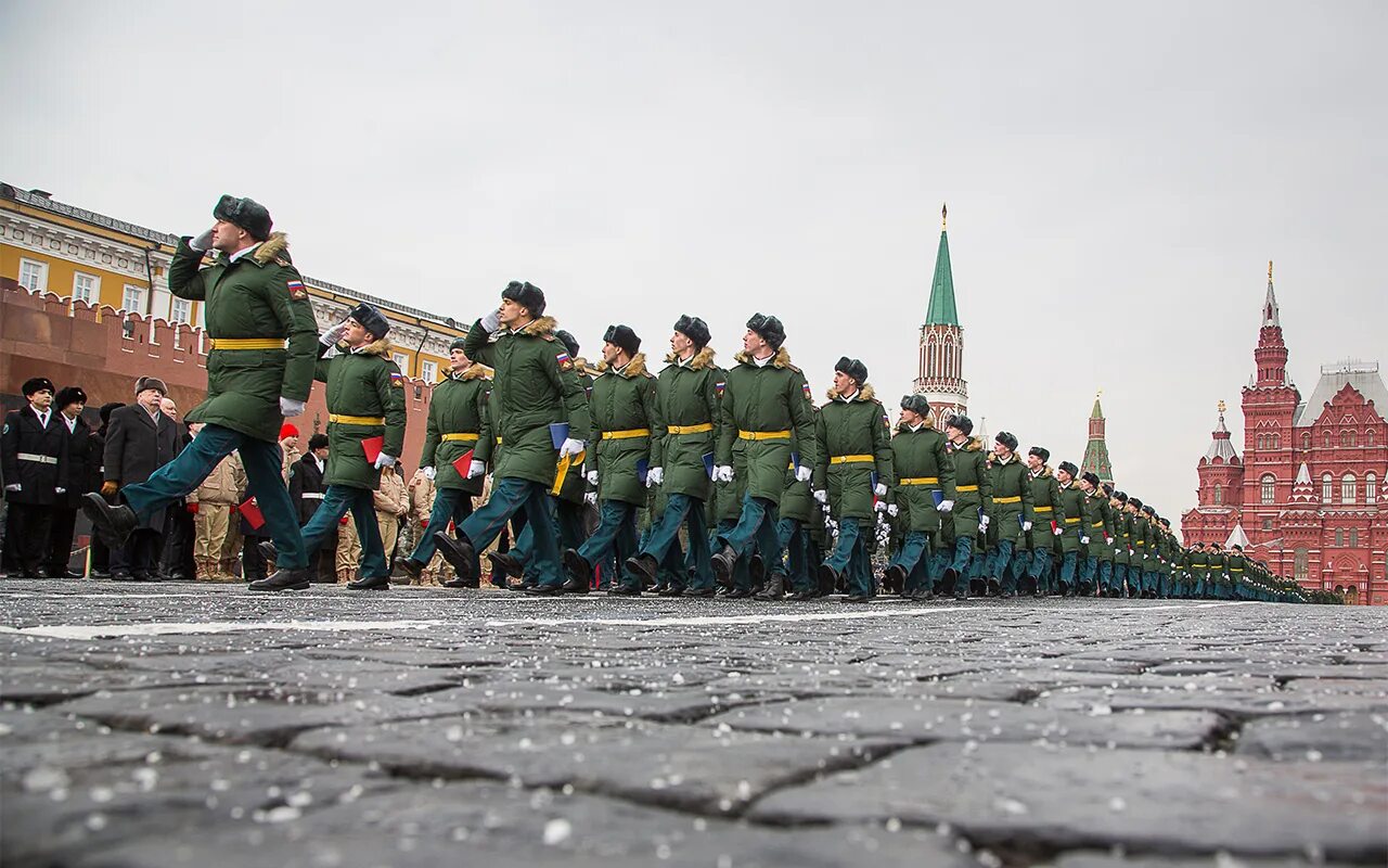 Продолжение кремлевских. Кремлевские курсанты МВОКУ. Выпуск МВОКУ на красной площади. МОСВОКУ выпуск 2022. Выпуск курсантов МОСВОКУ.