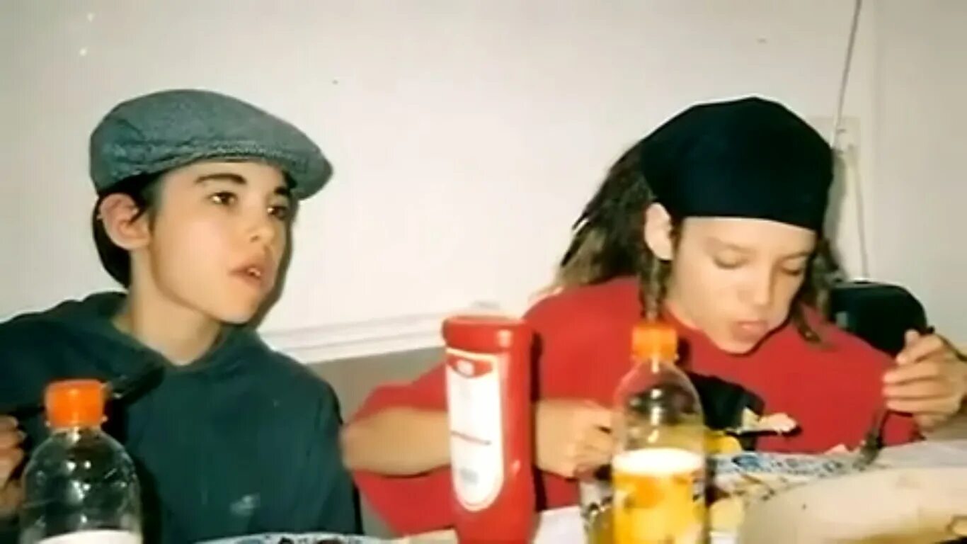 Билл каулитц 2003. Tokio hotel 2001. Токио хотел билл и том каулитц. Билл и том в детстве. Том каулитц токио хотел 2005.