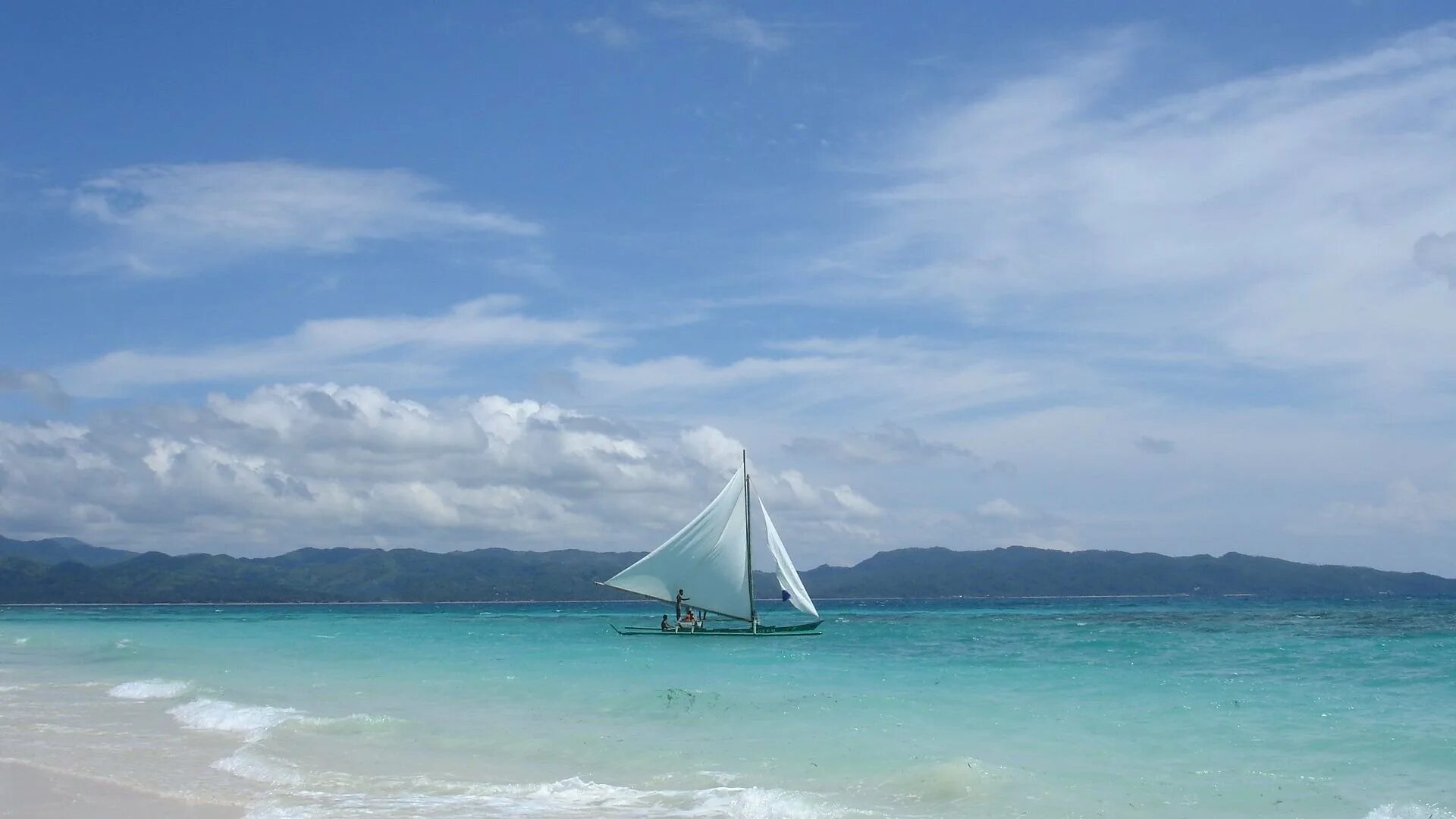 Boat island. Boracay Island 4л. Прозрачное море. Обои на рабочий стол море. Яхта в море.