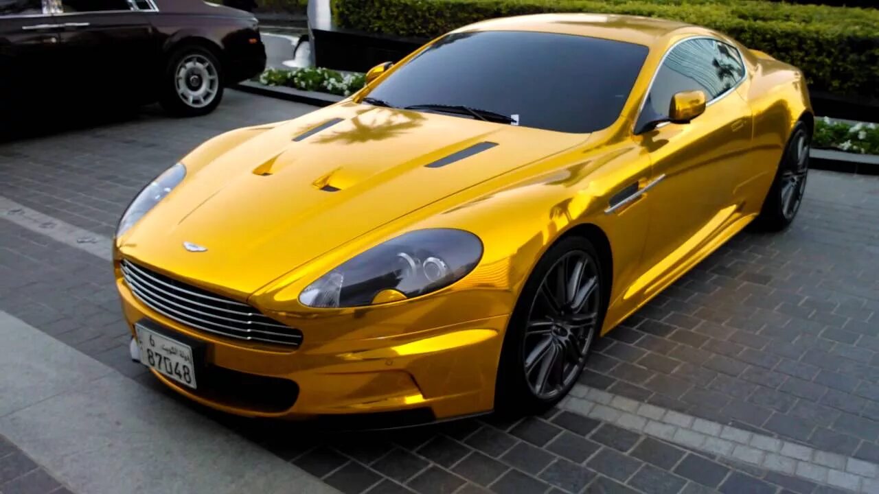 Золотистый авто. Aston Martin DBS золотой.