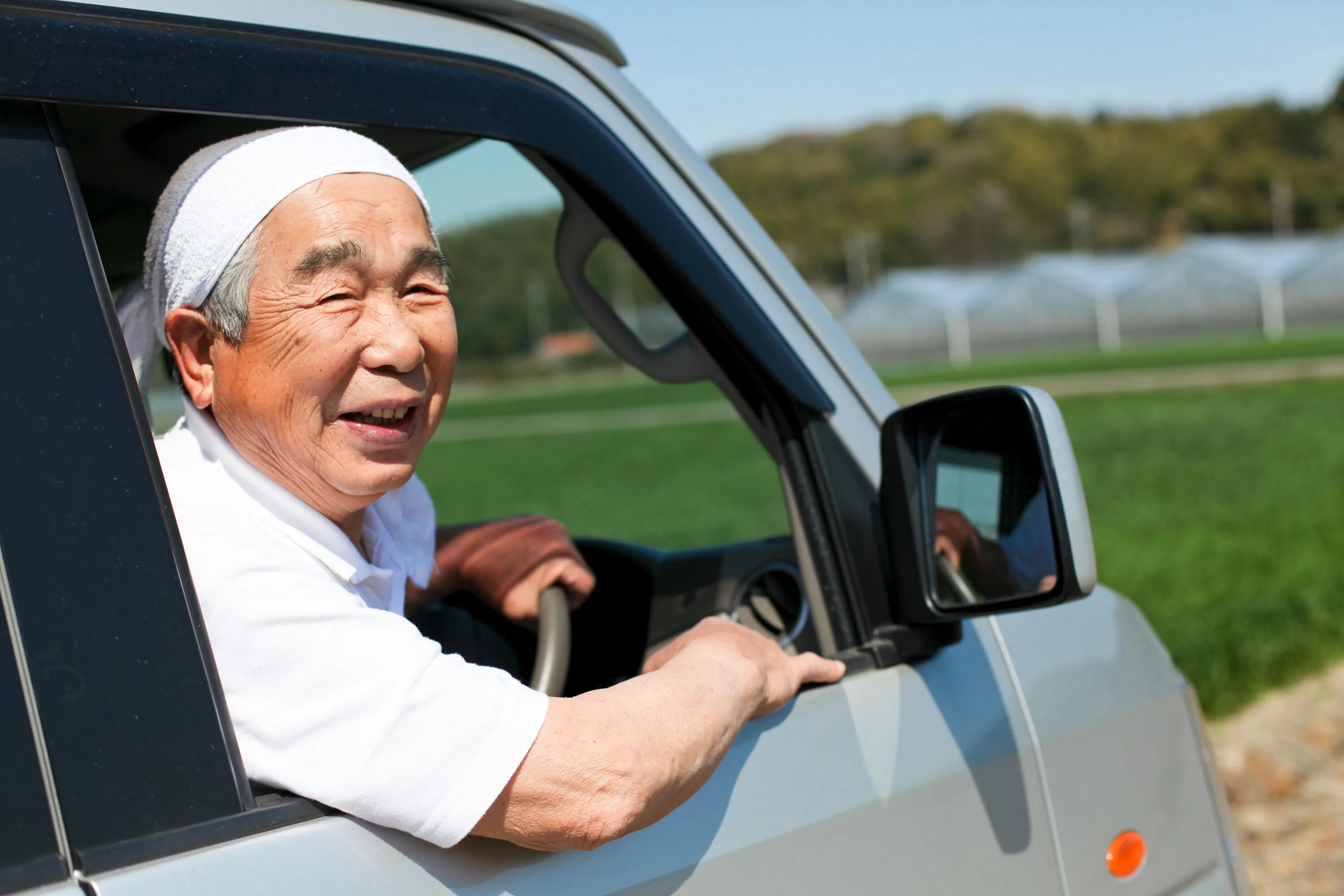 Каждый год ездим. Старики водители в Японии. Пенсионеры в Японии. Пенсионер за рулем. Китаец за рулем.