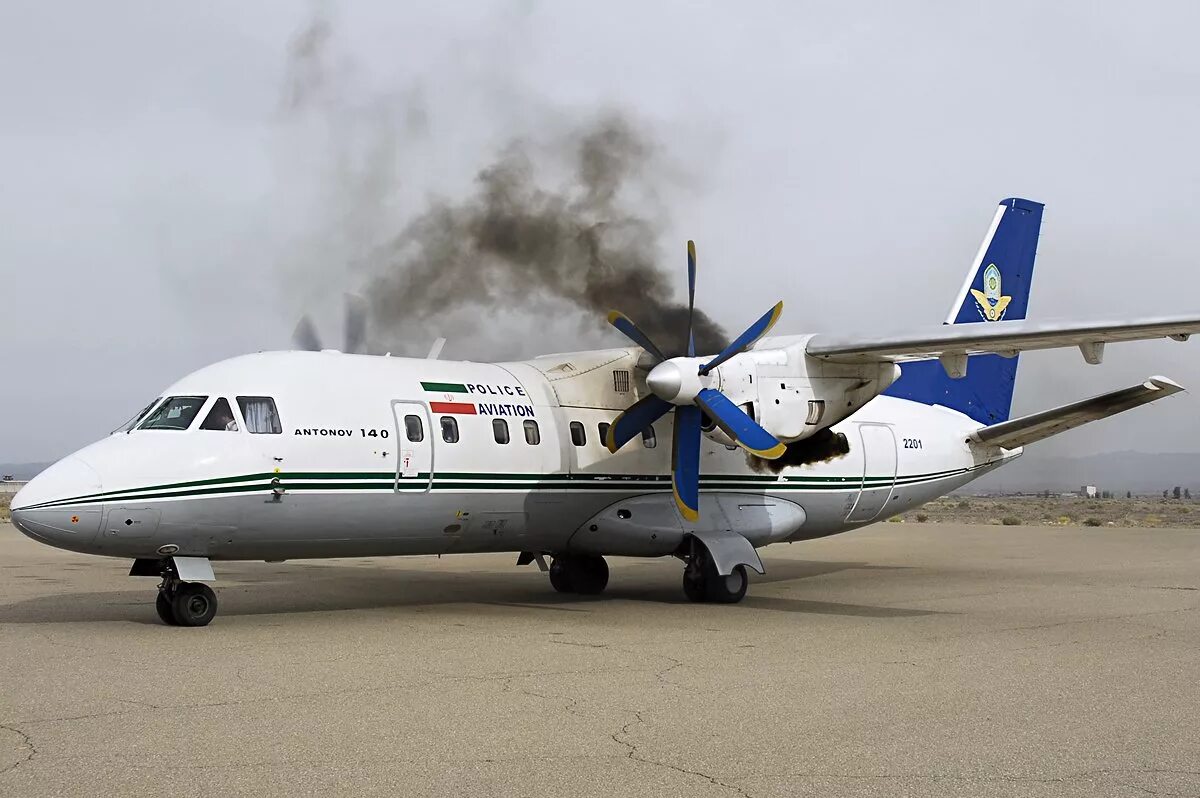 АН 140 самолет. АН-140 пассажирский самолёт. Турбовинтовой самолет АН-140. АН-24 И АН-140. А4 24 самолет