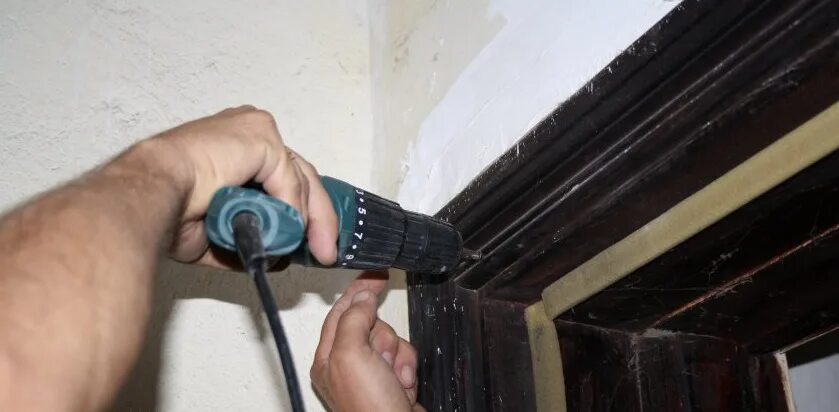 Как снять железную. Демонтаж ручки входной двери. Демонтаж межкомнатной двери своими руками. Разболталась ручка входной металлической двери. Дверной замок гардиан цилиндровый.