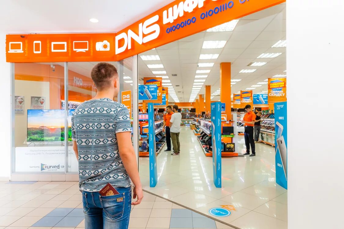 Dns shop 2. ДНС. Фирма ДНС. ДНС покупатели. Бейдж ДНС.