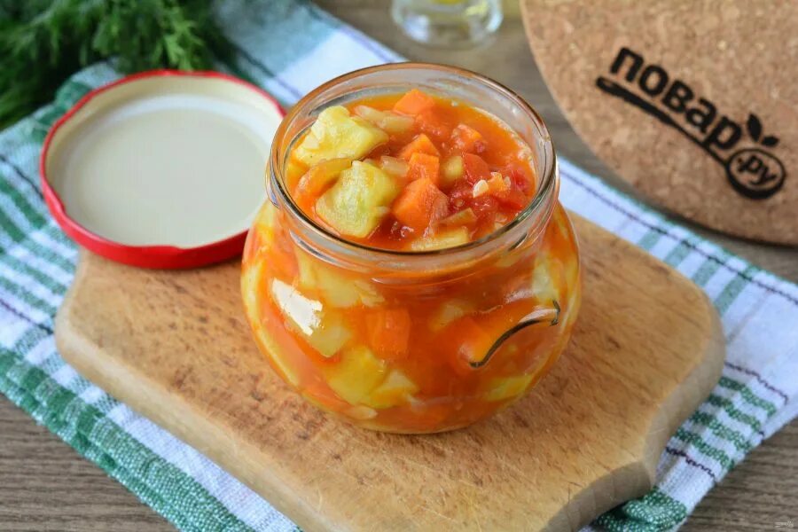 Икра с капустой рецепт. Икра с капустой рецепт. Салат капустный с икрой минтая. Капуста с мясом гарнир. Капуста тушёная с тушенкой.