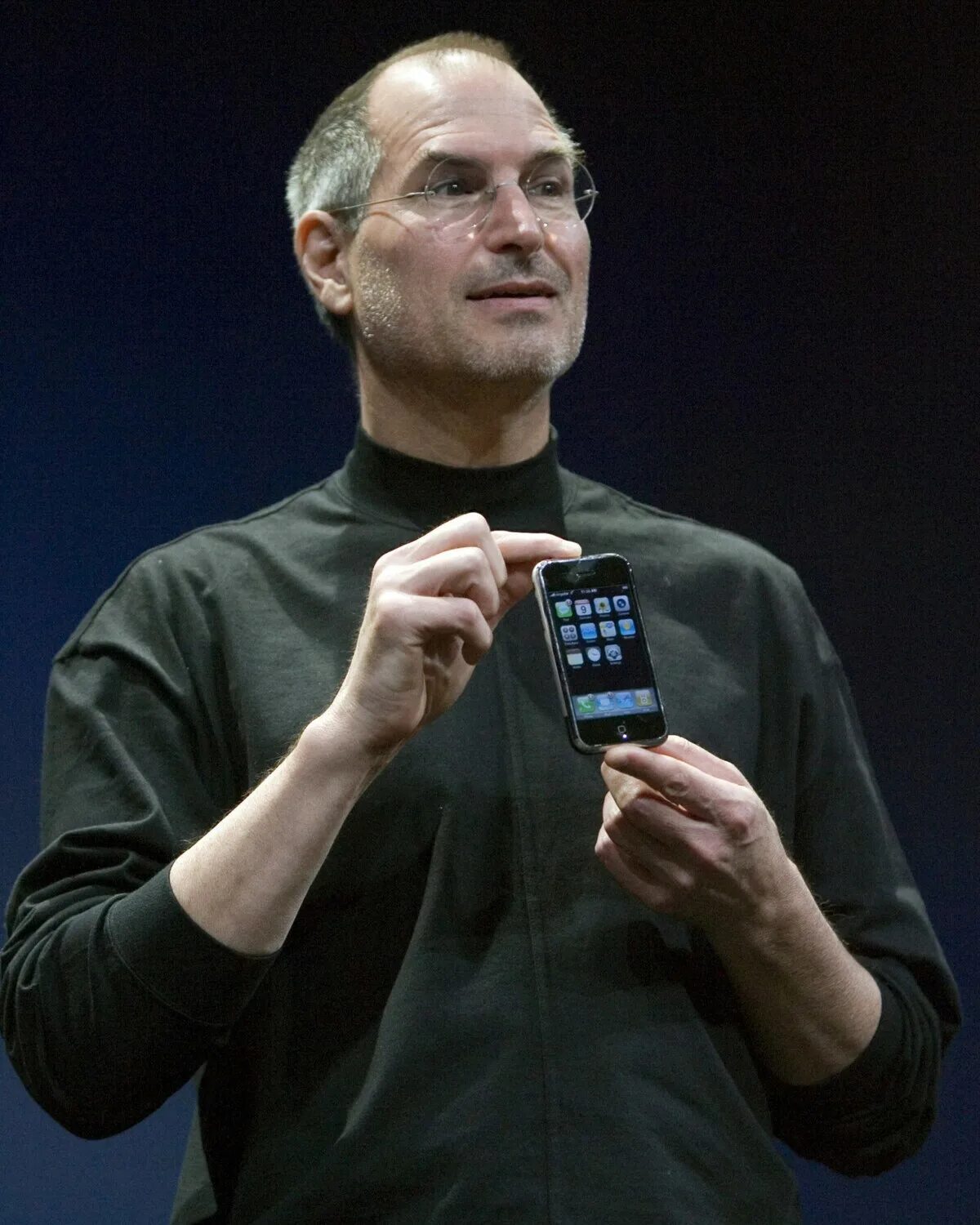 Стив Джобс 2007 iphone. Стив Джобс с айфоном. Стив Джобс айфон 4. Стив Джобс айфон 2g.