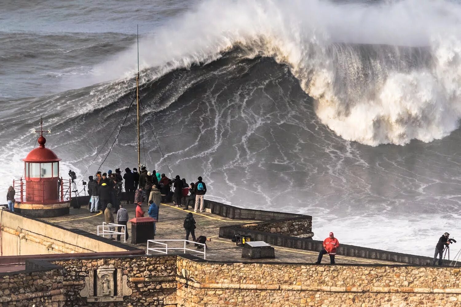 Самая высокая волна. Маяк Назаре Португалия. Назаре Португалия серфинг. Назаре Португалия волны. Каньон Назаре Португалия.