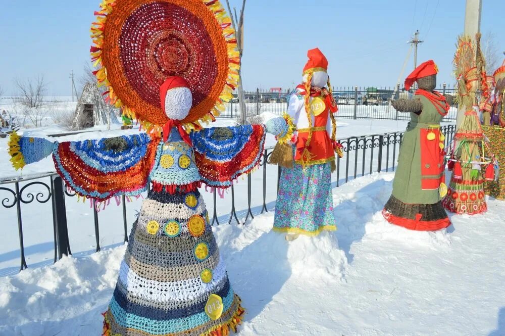 Чучело из сена на масленицу. Конкурс кукла-чучело " сударыня Масленица". Масленичное чучело. Кукла Масленица. Современная масленичная кукла.