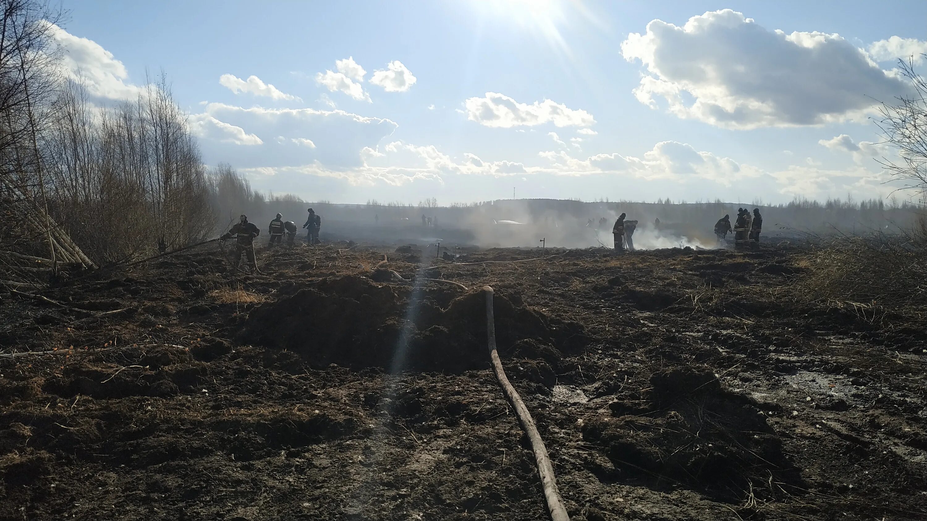 Воняет гарью. Торфяники Свердловской области. Торфяной пожар ЕКБ. Торфяник Екатеринбург. Тлеют торфяники.